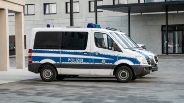WETZLAR, ALMANY - 2020-12-27: Mavi çizgili Alman Polisi 'nden beyaz Mercedes. 