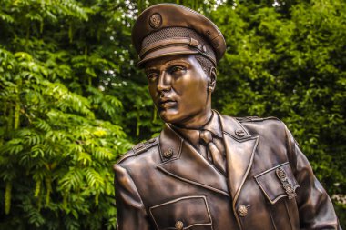 ALMANY - 16 Ağustos 2021 BAD NAUHEIM: Elvis Presley bronz heykeli sponsoru Elvis Fans. Elvis Presley, Almanya 'da askerlik yaptığı sırada BAD NAUHEIM' de yaşıyordu..