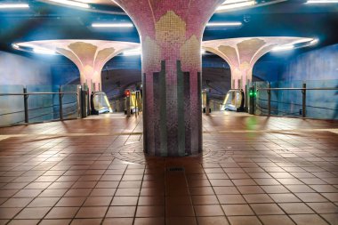 Frankfurt, Almanya - 09 Ekim 2021: Westend Metro İstasyonu 'nun muhteşem iç tasarımı ikinci ismi verdi - Palms Garden