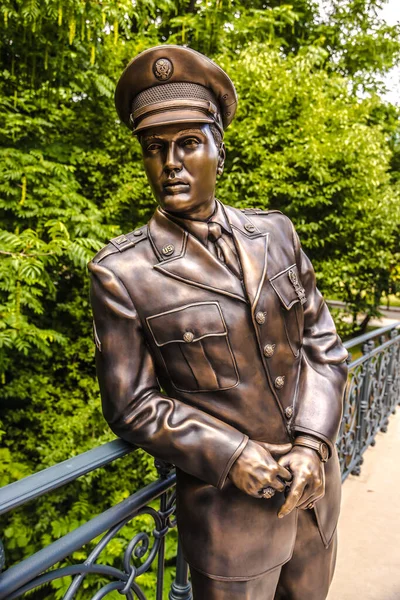 ジャーマン 2021年8月16日バッド ナウハイム エルヴィス ファン主催のエルヴィス プレスリーブロンズ彫刻 エルヴィス プレスリーはドイツで軍務中にバド ナウハイムに住んでいた — ストック写真