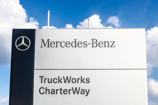 Giessen Niemcy 2021 Mercedes Benz Logo Truck Work Charter Way — Zdjęcie stockowe