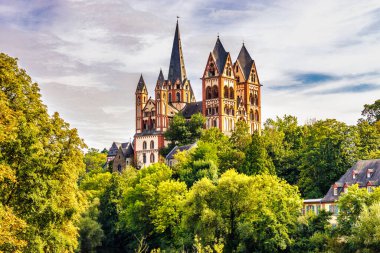 Limburg Katedrali (ayrıca Aziz Georg 'dan sonra Georgsdom olarak da bilinir), 1827 yılından beri Limburg piskoposluğunun katedral kilisesi ve Limburg' un eski kasabasının üzerindeki kulelerdir..