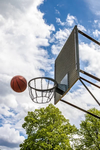 Zvětralý Basketbalový Koš Slunečného Dne Létě — Stock fotografie