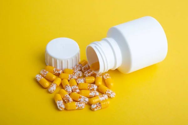 Pastillas Amarillas Con Una Caja Pastillas Blanca Sobre Fondo Amarillo — Foto de Stock