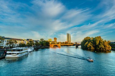 Frankfurt 'tan ana nehir manzaralı bir şehir.