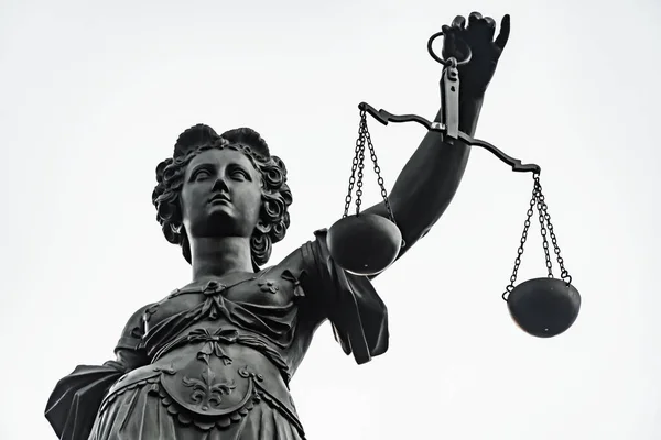 Symbol Der Justizia Figur Frankfurt Isoliert Vor Hellem Hintergrund — Stockfoto