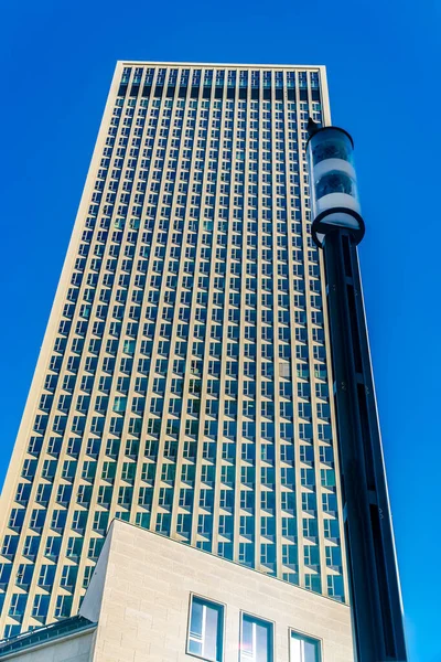 Arquitetura Moderna Arranha Céu Com Muitas Janelas Frankfurt Hesse Dia — Fotografia de Stock