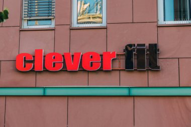 GIESSEN, GERMANY - 2021 _ 04 _ 09: Girişin üzerinde akıllı bir fitness indirimi gösteren CLEVER FIT tabelası. 