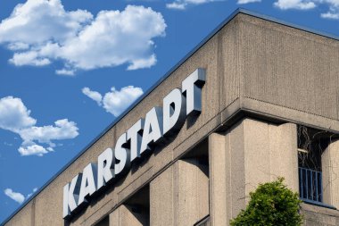 GIESSEN, GERMANY - 2021 _ 04 _ 09: Karstadt Mağaza Logosu. 1881 yılında Wismar 'da kurulan ve merkezi Essen' de bulunan bir Alman mağaza zinciri..