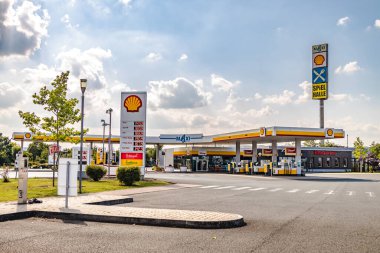 GIESSEN, Almanya - 2021 _ 04 _ 09: Giessen, Almanya 'daki cehennem yakıtı ve benzin istasyonu. Shell dünyanın en büyük petrol şirketi..