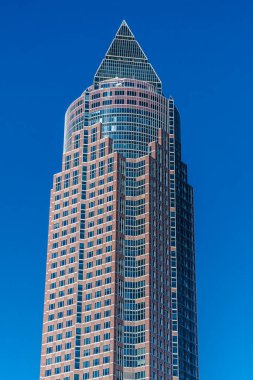 Frankfurt, Almanya - 9 Ekim 2021 - Messeturm (Türkçe: Ticaret Fuarı Kulesi), Almanya 'nın Frankfurt şehrinde yer alan 63 katlı bir gökdelendir. 