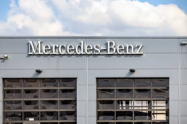 Giessen Germany 2021_04_09 Mercedes Benz Logo Hanging Modern Car Dealer — Stock Photo, Image