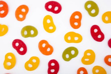 Beyaz arkaplanda izole edilmiş renkli jöleli krakerler