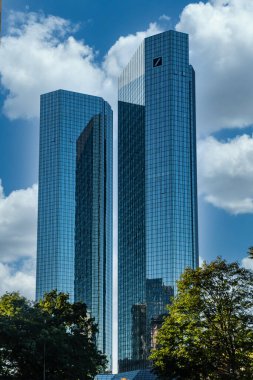 Frankfurt Main Hesse, Almanya - 09 Ekim 2021: Deutsche Bank Twin Towers - Frankfurt, Almanya.