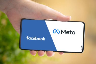 HUETTENBERG, GERMANY 2021-12-12 Bu fotoğrafta bir Facebook akıllı telefondan Meta Logosuna görüntüleniyor.