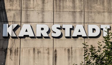 GIESSEN, GERMANY - 2021 _ 04 _ 09: Karstadt Mağaza Logosu. 1881 yılında Wismar 'da kurulan ve merkezi Essen' de bulunan bir Alman mağaza zinciri..