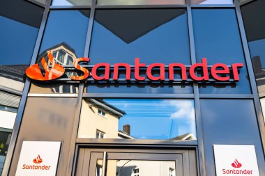 GIESSEN, GERMANY - 2021 _ 04 _ 09: GIESSEN 'deki Santander Bank mağazası için bir işaret.