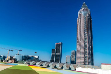 Frankfurt, Almanya - 9 Ekim 2021 - Messeturm (Türkçe: Ticaret Fuarı Kulesi), Almanya 'nın Frankfurt şehrinde yer alan 63 katlı bir gökdelendir. 
