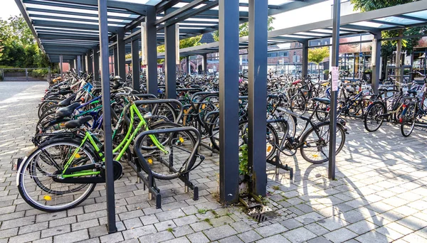 Giessen Γερμανια 2021 Δημόσιος Χώρος Στάθμευσης Ποδηλάτων Κοντά Στο Σιδηροδρομικό — Φωτογραφία Αρχείου