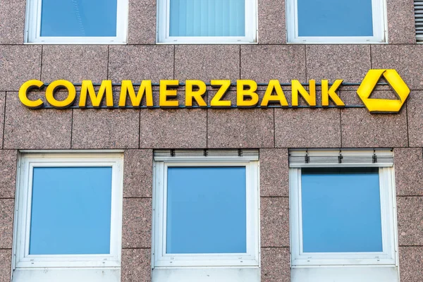 Giessen Németország 2021 Kereskedelmi Banki Logó Egy Homlokzaton Commerzbank Németország — Stock Fotó