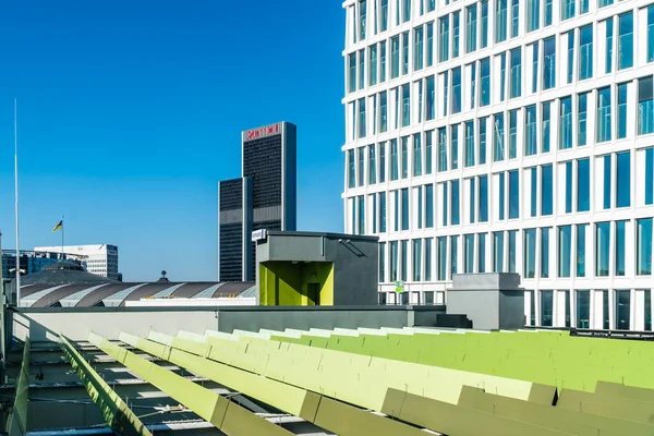 フランクフルト ヘッセ ドイツ 2021年10月9日 フランクフルトの新しいユーロパヴィエルテルに建設中のクレーンと高層ビルの建設現場がメインです — ストック写真