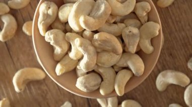 Kaju fıstığı kasede dönüyor.