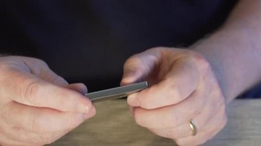 Erkeklerin elleri açık ve USB çubuğunu gösteriyor