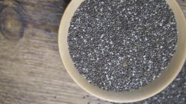 Tahta bir kasenin içindeki Chia tohumları döner döner döner döner döner döner bir döner