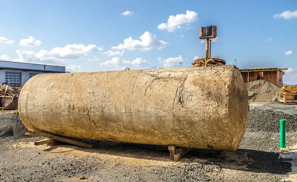 復旧の準備ができて発掘された古い汚れた鉱物油タンク — ストック写真