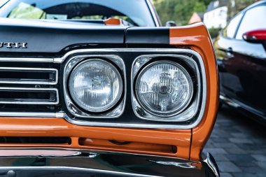 Bern Kastel-Kues, GERMANY - 14.09.2021: Klasik bir Plymouth otomobilinin ön ışıkları.
