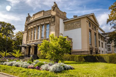 GIESSEN, GERMANY - 2021-09-21: Gieen Tiyatrosu, Gieen Tiyatrosu (Gieen Belediye Tiyatrosu), bir tiyatro, bir kültür merkezi, Neo-klasik tarzda tasarlandı.