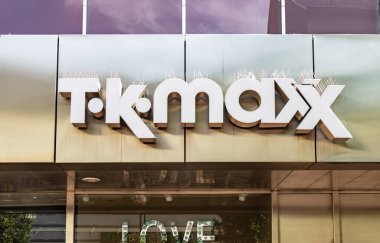 GIESSEN, GERMANY 2021-09-21: TK Maxx mağazasının amblemi. Küçük fiyatlara büyük markalar, erkek ve kadın moda aksesuarlarından ev mallarına kadar..
