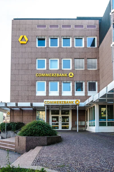 Giessen Germany 2021_04_09 Commerzbank Logo Facade コマーツ銀行Agはドイツ最大の銀行の1つであり 商業銀行 小売銀行 住宅ローンで活動しています — ストック写真