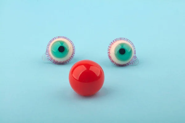 Olhos Doces Frutas Decorativos Com Nariz Vermelho Sobre Fundo Azul — Fotografia de Stock