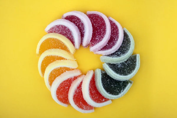 Gelée Colorée Fruits Isolés Sur Fond Jaune — Photo