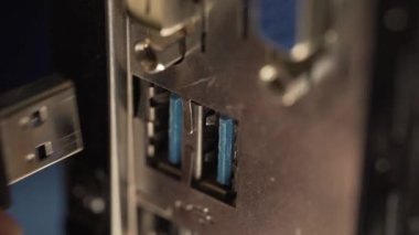 USB çubuğu PC üzerinde bir USB portuna takılı