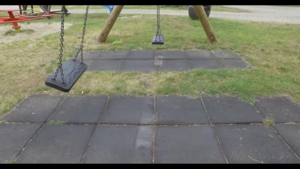 Balanço Vazio Balançando Parque Infantil — Vídeo de Stock