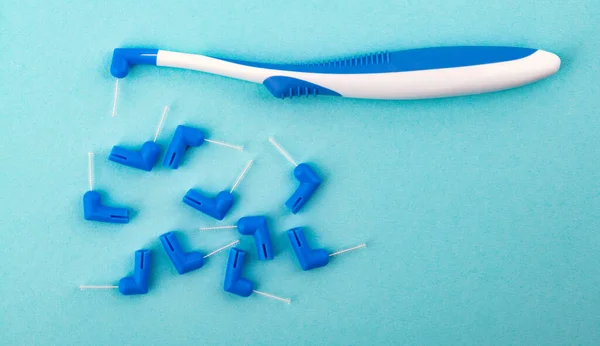 Concept Szczotka Interdental Jasnoniebieskim Tle — Zdjęcie stockowe