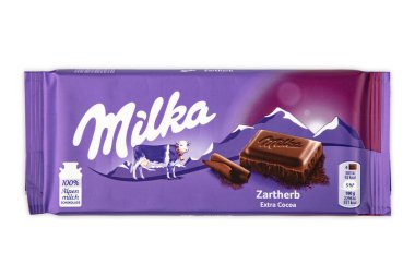 WETZLAR; ALMANY - 2022-04-11: Beyaz arka planda Milka çikolatası. Sütlü çikolata. Milka, 1901 yılında İsviçre 'de üretilen bir çikolata markasıdır..