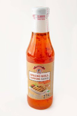 WETZLAR, ALMANY - 2022-04-05: Beyaz arka planda bir şişe Suree Brand Bahar Roll Dipping Sos. 