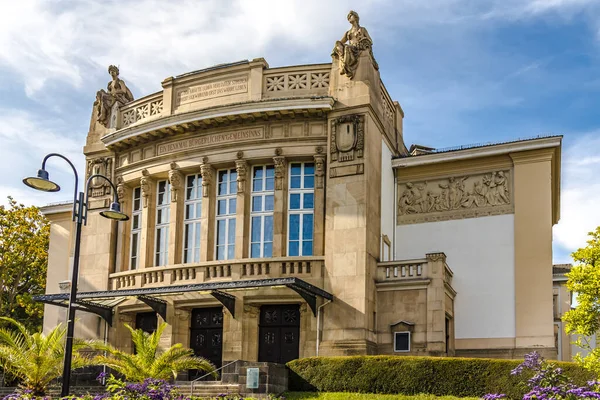 GIESSEN, GERMANY - 2021-09-21: Gieen Tiyatrosu, Gieen Tiyatrosu (Gieen Belediye Tiyatrosu), bir tiyatro, bir kültür merkezi, merkezi şehir merkezi olan Neo-klasik tarzda tasarlandı.