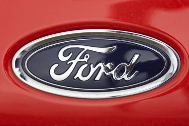 WETZLAR, ALMANY 2022-04-23: Ford logosu bir arabanın önünde. Ford, Detroit 'te merkezi olan çok uluslu bir Amerikan otomobil üreticisi..