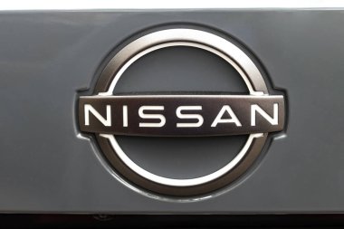 WETZLAR, ALMANY 2022-04-23: bir arabanın Nissan logosu. Nissan, çok uluslu bir Japon otomobil üreticisi..