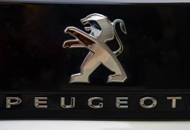 WETZLAR, ALMANY 2022-04-23: bir araba ızgarasının Peugeot logosu. Peugeot araba üreticisi olarak 1882 'de kuruldu..