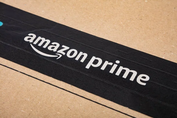 Wetzlar Deutschland 2022 Amazon Prime Versandbox Mit Markenklebeband Darauf Amazon — Stockfoto