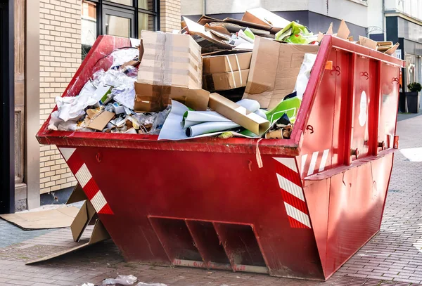 Recipiente Metálico Vermelho Cheio Lixo Papelão Frente Uma Loja Centro — Fotografia de Stock
