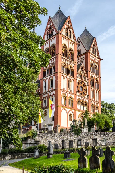 林堡主教座堂 Limburg Cathedral 也被称为Georgsdom 得名于其主保圣人St Georg 自1827年以来一直是林堡教区的主教座堂 塔楼位于林堡老城和德拉恩之上 — 图库照片