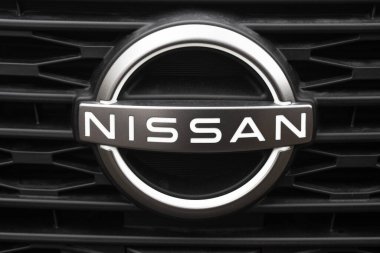 WETZLAR, ALMANY 2022-04-23: bir arabanın Nissan logosu. Nissan, çok uluslu bir Japon otomobil üreticisi..