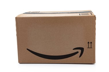 WETZLAR, ALMANY 2022-04-25: beyaz arkaplan üzerinde Amazon Prime paketi. Prime internet perakendecisi Amazon tarafından siparişlerin daha hızlı teslimatı için sunulan bir hizmettir..