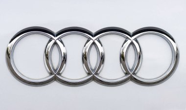 WETZLAR, ALMANY 2022-04-23: bir arabanın Audi logosuna yakın çekim. Audi AG, Alman otomobil üreticisi. Tasarım, mühendislik, üretim, pazarlama ve lüks araçlar üretiyor..